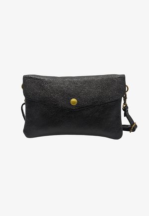 Pochette en cuir noir avec une finition texturée, rabat repliable, fermeture à bouton-pression magnétique et bandoulière amovible. Accents en métal doré.