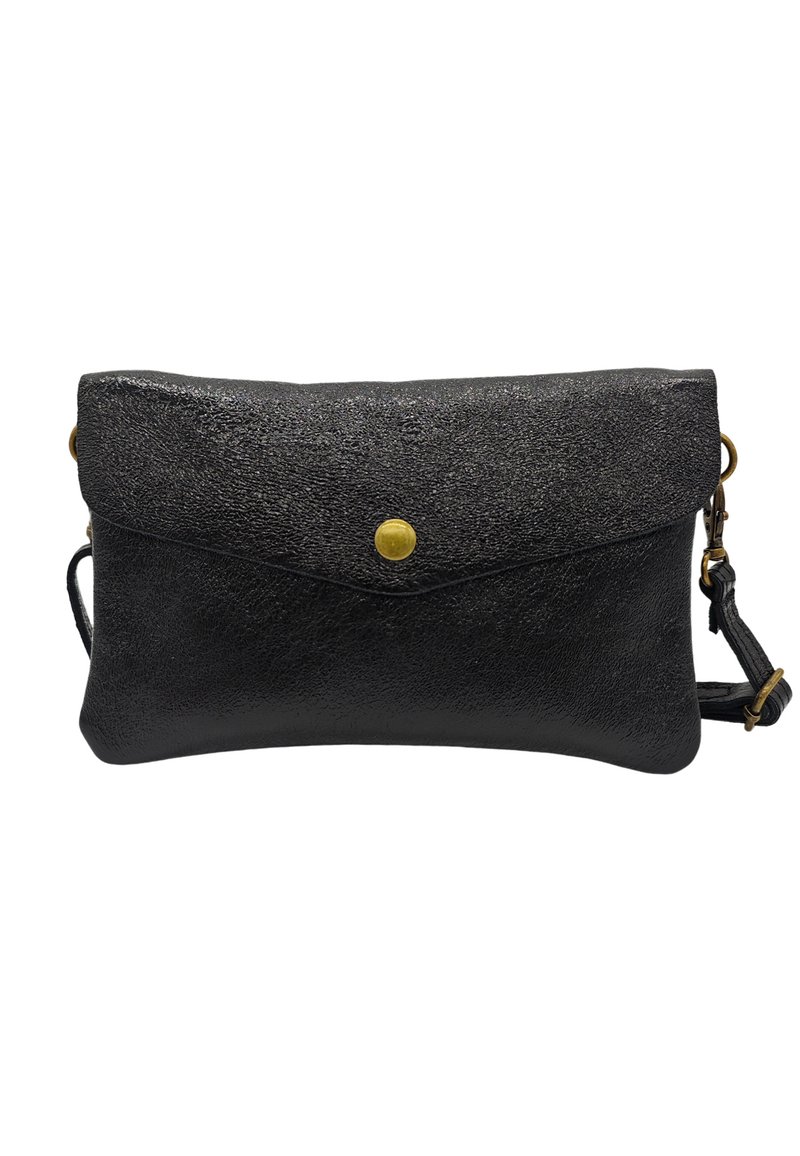 Pochette en cuir noir avec une finition texturée, rabat repliable, fermeture à bouton-pression magnétique et bandoulière amovible. Accents en métal doré.