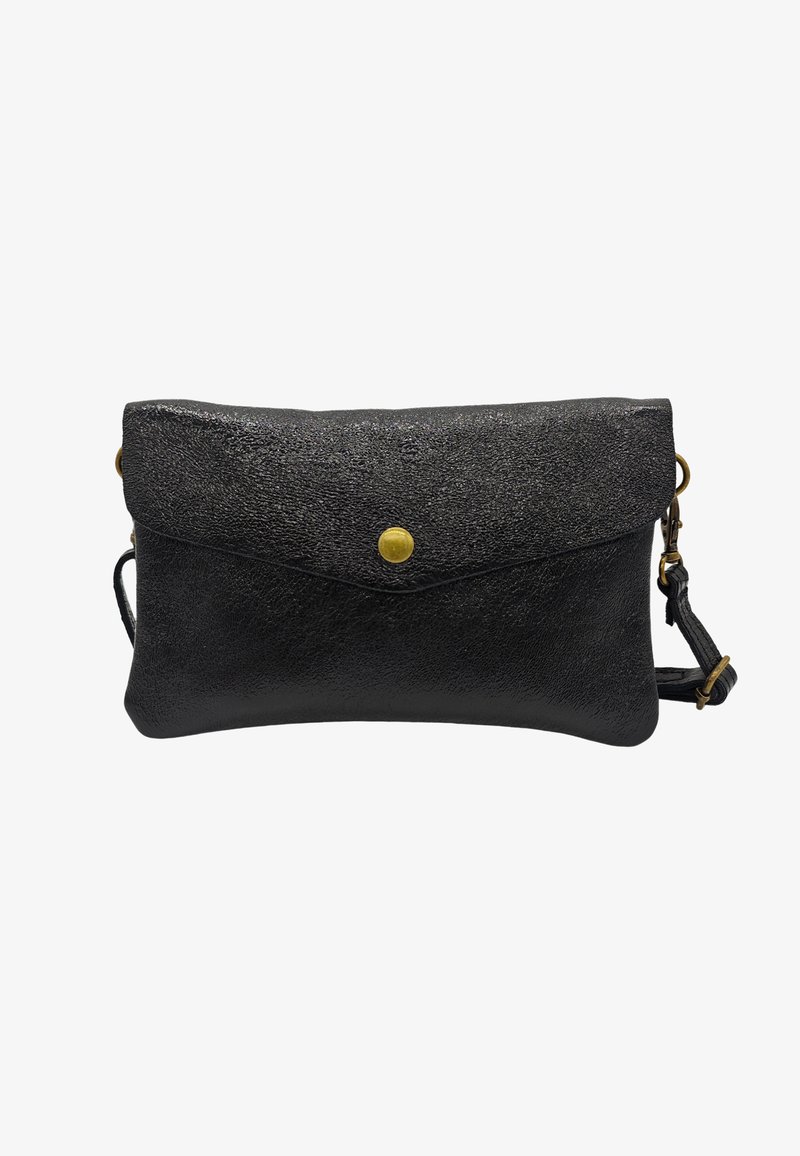 Pochette en cuir noir avec une finition texturée, rabat repliable, fermeture à bouton-pression magnétique et bandoulière amovible. Accents en métal doré.
