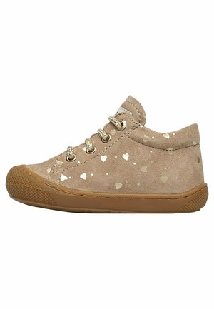 Beige børne-sneaker i ruskind med guld-hjerte mønstre, beige snørebånd og brun gummisål.