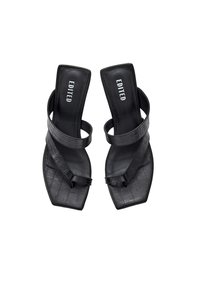 Zwarte faux leren sandalen met een krokodillenstructuur, voorzien van twee brede banden en een vierkante neus. Merknnaam "EDITED" zichtbaar op de binnenzool.