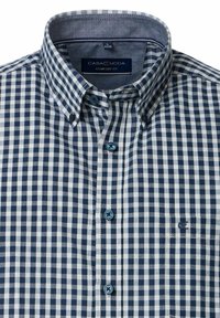 Blauw en wit geruite korte mouw shirt, voorzien van een button-down kraag, blauwe knopen en een klein borstzakje met logo. Comfortabele pasvorm.