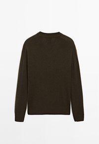 Maglione lavorato a maglia in verde oliva scuro, con maniche lunghe, polsi a costine, colletto rotondo e una texture liscia. Design semplice e minimale senza motivi.