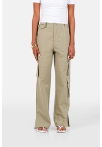 Khaki cargobroeken met een hoge taille, wijd uitlopende pasvorm, meerdere zakken en een gemêleerde stof. Voorzien van een knoopsluiting en riemlussen.
