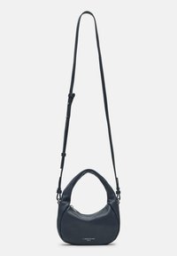 Mała, granatowa skórzana torebka crossbody o zaokrąglonym kształcie, z długim, regulowanym paskiem i subtelnym logo z przodu. Teksturowana powierzchnia z połyskującymi akcentami.