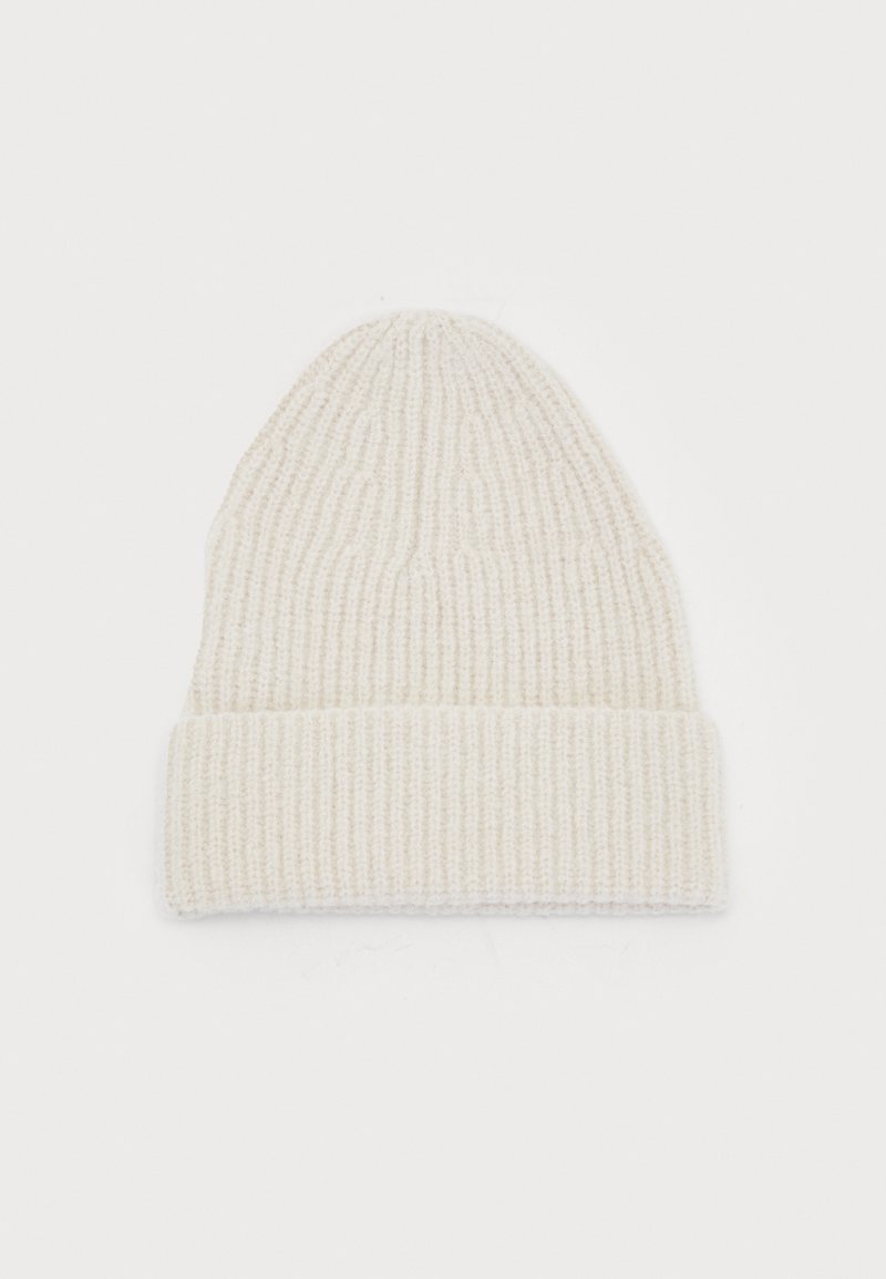 Strikket hue i off-white, med ribbet tekstur, spidset top og foldet kant for en tætsiddende pasform. Blødt materiale sikrer varme.