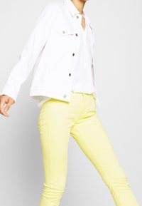 OPUS Vaqueros pitillo - light yellow