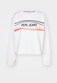 Sudadera blanca recortada con cuello redondo que presenta el logotipo "PEPE JEANS". Rayas horizontales decorativas en gris, rosa y rojo. Textura de tela suave.