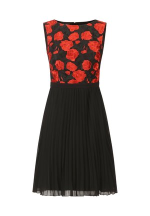 Abito nero plissettato con un bustino in pizzo floreale rosso, design senza maniche e vita aderente. Il tessuto contrasta tra elementi lisci e testurizzati.