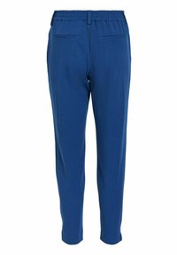 Blauwe, op maat gemaakte broek van soepel materiaal, met een elastische tailleband, twee achterzakken en een taps toelopend ontwerp.