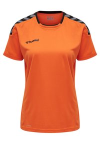 Orange atletisk skjorte fremstillet af åndbart stof. Har sorte detaljer med et fiskebensmønster på skuldrene. Rund halsdesign.