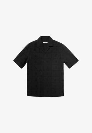 Čierna košela s krátkym rukávom vyrobená z ľahkého materiálu s textúrovaným kvetinovým vzorom a gombíkovým zapínaním. Obsahuje ostrý golier a voľný strih.