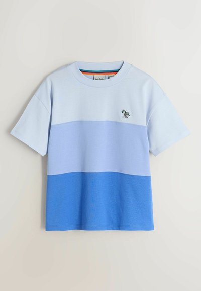 Hellblaues Baumwoll-T-Shirt mit rundem Ausschnitt, das horizontale Farbblöcke in Hellblau und Dunkelblau sowie ein kleines gesticktes Motiv aufweist.