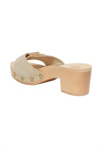 Mule beige in camoscio aperto sulla punta con tacco a blocco in legno e dettagli in oro sui lati, vista angolata su sfondo bianco.