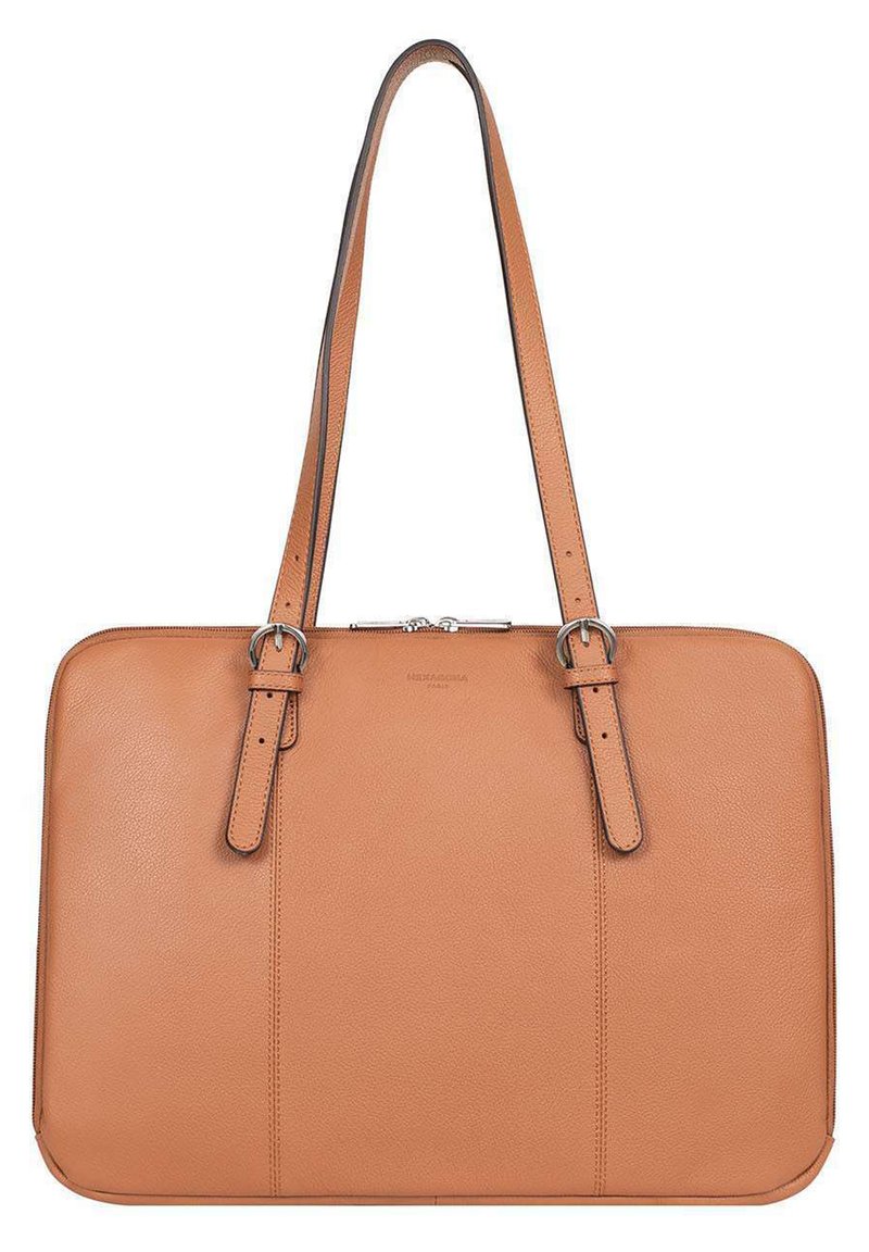 Borsa a tote in pelle tan con due lunghi manici, forma rettangolare, texture liscia e cerniera argentata. Presenta un design minimalista senza motivi.