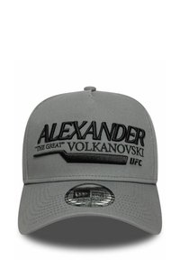 Graue Kappe mit verstellbarem Riemen, auf der Vorderseite mit schwarzem besticktem Text: "ALEXANDER 'DER GROSSE' VOLKANOVSKI UFC". Kreisförmiges Logodetail an der Seite.