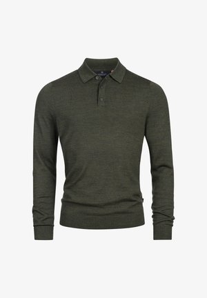 Camisa polo de manga larga, de color verde oscuro, con cuello, tapeta de tres botones y puños acanalados. Tela suave y texturizada con ligeras variaciones.