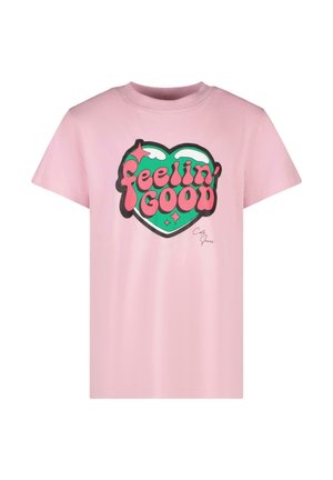 Roze katoenen t-shirt met korte mouwen, voorzien van een groene hartafbeelding en vetgedrukte tekst "Feelin' Good" in het roze. Gladde textuur, ronde hals.