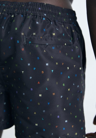 Shorts de bain noirs avec un motif alphabet multicolore, taille élastique et détail de poche arrière. Tissu lisse avec un léger brillant.