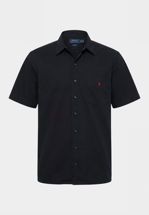 Cămașă neagră cu mâneci scurte, nasturi în față, guler și buzunar pe piept cu un mic logo roșu Polo Ralph Lauren.