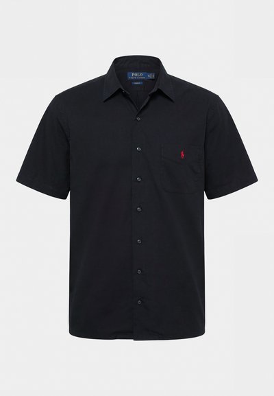 Czarna koszula na krótki rękaw zapinana na guziki, z kołnierzykiem i kieszenią na piersi z małym czerwonym logo Polo Ralph Lauren.