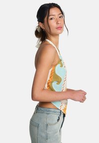 Τοπ με τιράντες με πολύχρωμο αφηρημένο μοτίβο σε μπλε, πράσινο, πορτοκαλί και κρεμ χρώματα, κατασκευασμένο από ελαφρύ ύφασμα. Ρυθμιζόμενο δέσιμο στον λαιμό.