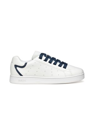 Zapatilla baja blanca con cordones y detalle en el talón azul marino, lado perforado y suela de goma blanca, mostrada en vista lateral.