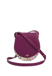 Borsa a tracolla in pelle viola con design arrotondato, base a fantasia floreale e un accento dorato a forma di ape sul davanti. Include una tracolla regolabile.