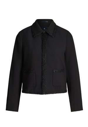 Czarna krótka kurtka z kołnierzem, ozdobiona fakturą z przodu i na kieszeniach, o gładkiej fakturze materiału. Posiada dwie przednie kieszenie.