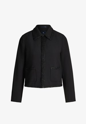 Czarna krótka kurtka z kołnierzem, ozdobiona fakturą z przodu i na kieszeniach, o gładkiej fakturze materiału. Posiada dwie przednie kieszenie.