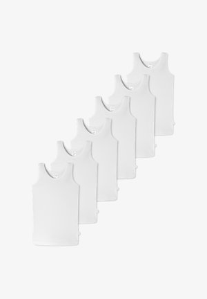 Six débardeurs en coton blancs disposés en ligne, dotés d'encolures rondes et sans manches, avec les étiquettes de marque visibles à l'intérieur.