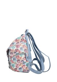 Sac à dos en textile multicolore avec un avant en tissu à motifs, des accents en simili cuir bleu clair et une poche zippée à l'avant. Design vertical.