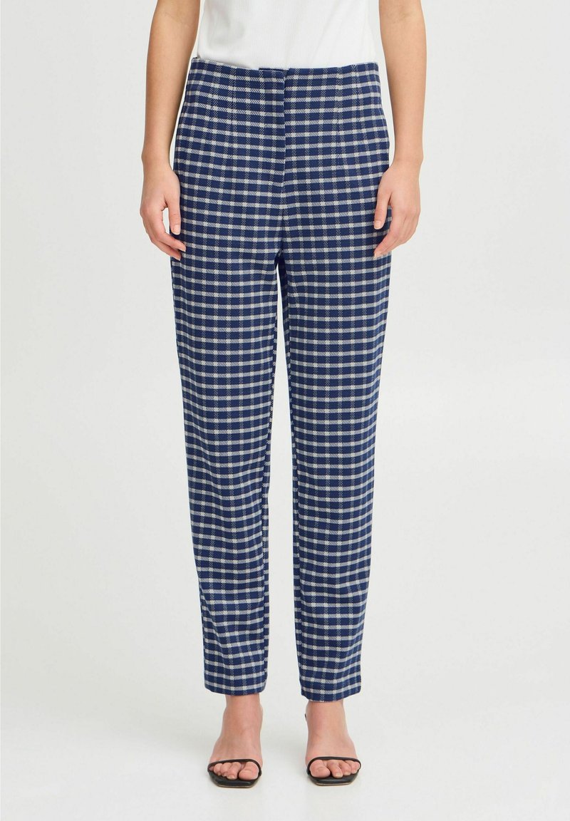 Donkerblauwe geruite broek met een rechte snit, vervaardigd uit een gladde stof. Voorzien van een tailleband en insteekzakken aan de zijkanten.