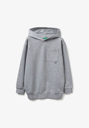 Felpa grigia con cappuccio realizzata in tessuto morbido. Presenta una tasca a marsupio, polsini e orlo a coste, e una piccola etichetta del marchio sulla tasca.