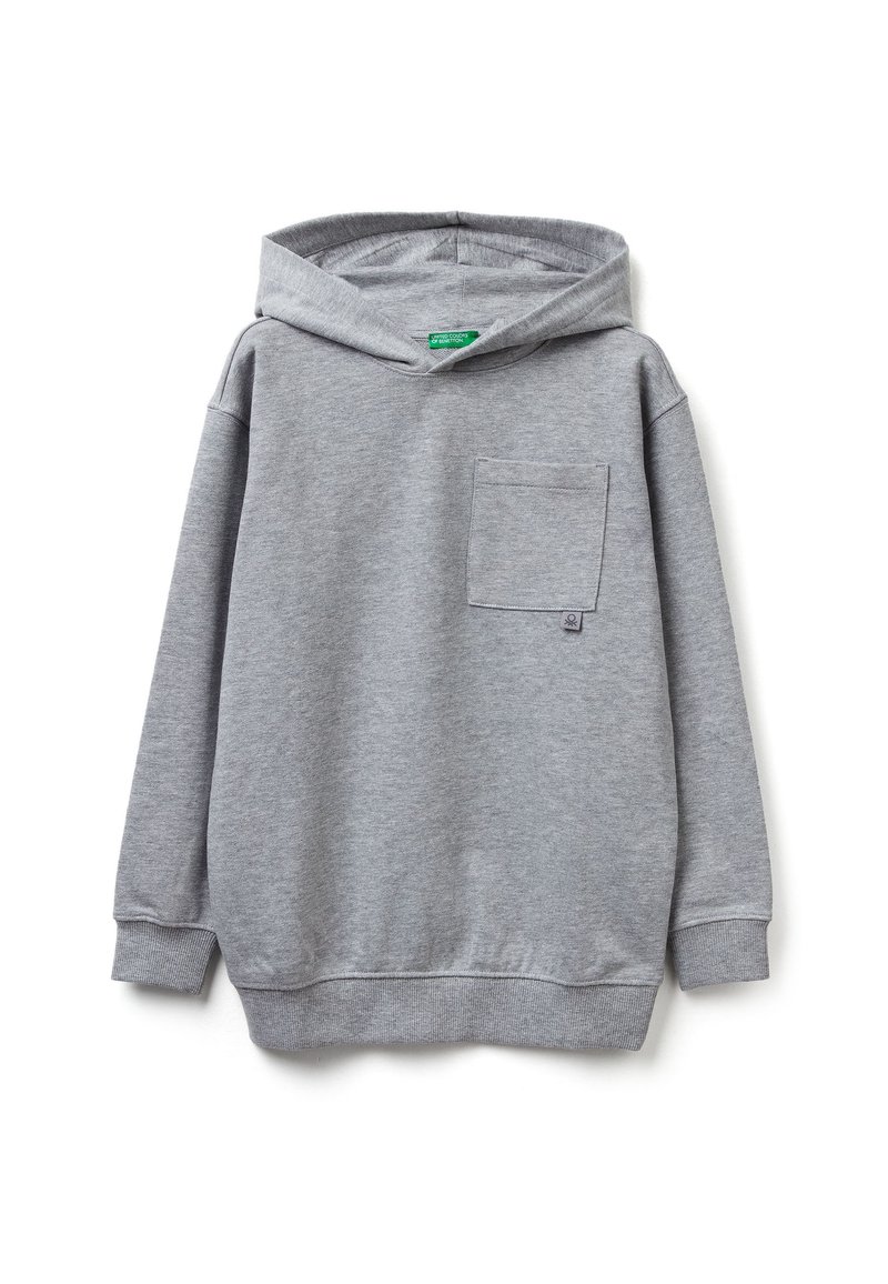 Felpa grigia con cappuccio realizzata in tessuto morbido. Presenta una tasca a marsupio, polsini e orlo a coste, e una piccola etichetta del marchio sulla tasca.