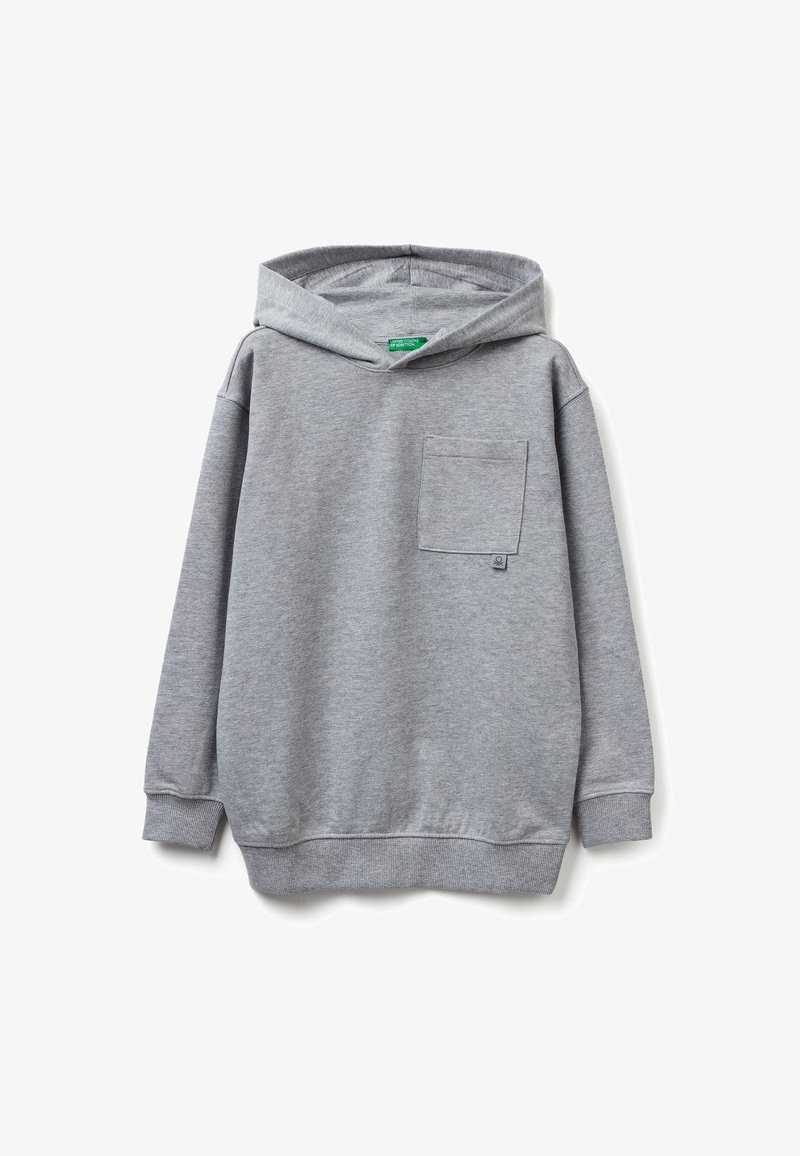 Felpa grigia con cappuccio realizzata in tessuto morbido. Presenta una tasca a marsupio, polsini e orlo a coste, e una piccola etichetta del marchio sulla tasca.