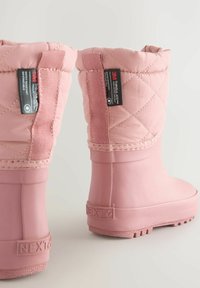 Stivali impermeabili rosa con parte superiore in tessuto trapuntato e suola in gomma. Presentano isolamento 3M Thinsulate e una grip testurizzata sul fondo.