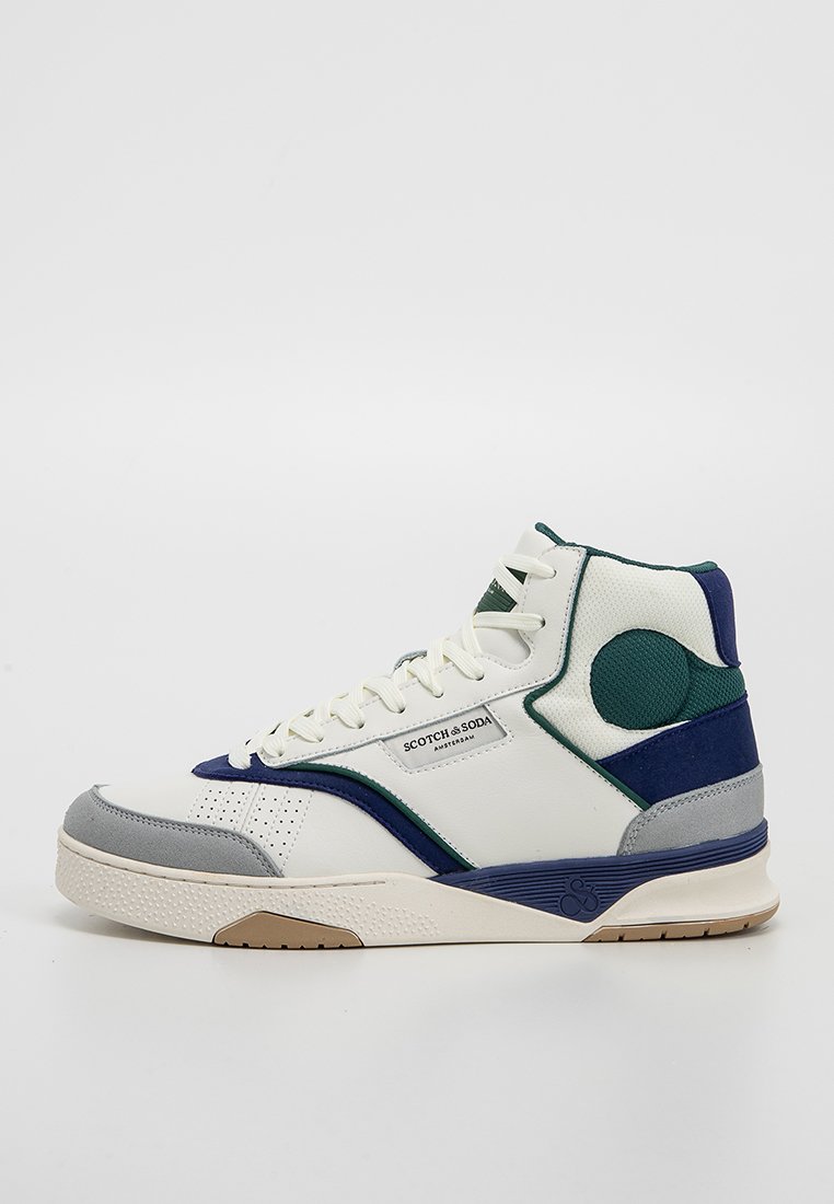 Hochschnittige Sneaker aus weißem Leder mit navy- und grünen Akzenten, grauem Wildlederspitze und beigem Sohlenbrand von Scotch & Soda Amsterdam.