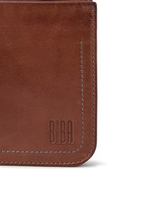 Portefeuille en cuir brun avec logo en relief, coutures grises contrastantes, forme carrée, texture lisse et coins arrondis.