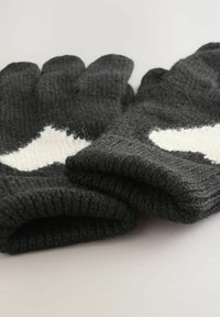 Mănuși tricotate din lână gri închis, cu un design de accent alb. Mansetele sunt ribbate pentru o potrivire și textură confortabilă, având un aspect moale în ansamblu.