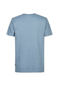 Lichtblauw katoenen T-shirt, korte mouwen, ronde hals, subtiele textuur en minimale branding bij de zoom. Alleen achterkant zichtbaar.