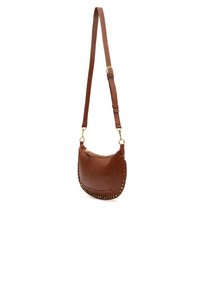 Hnědá kožená crossbody taška s zakřiveným tvarem, s hřebíkovým zdobením podél okraje, nastavitelným popruhem a zipovým uzávěrem.