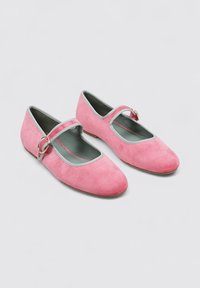 Bailarinas de ante rosa con ribete gris, punta redonda y una única correa con un detalle de hebilla dorada. Suela plana, interior suave.