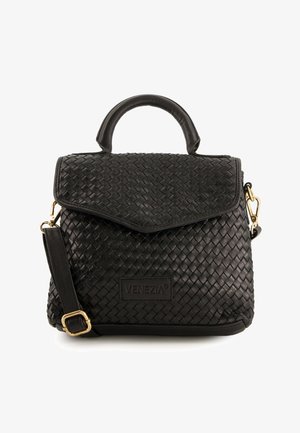 Zwarte gevlochten leren handtas met een ronde handgreep, klepsluiting en een afneembare schouderriem; heeft gouden hardware en een logo patch.