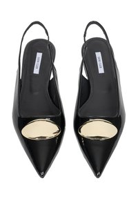 Czarne lakierowane buty na obcasie typu slingback z ostrymi noskami, z złotym akcentem na cholewce i otwartym piętą dla lepszej wentylacji.