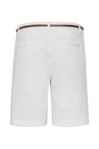 Shorts blancs avec une ceinture fine marron, dotés de poches passepoilées à l'arrière et de passants de ceinture, montrés de dos sur un fond uni.
