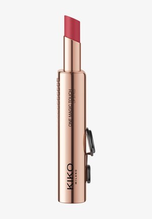 Bastón de lápiz labial de color oro rosa con un borde inclinado, que presenta un agarre texturizado y un mecanismo de giro. Marcado con "KIKO MILANO" y el nombre del producto.