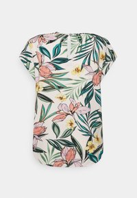 Blusa corta de mangas cortas con estampado floral que presenta un fondo crema con flores rosas y amarillas, hojas verdes, dobladillo redondeado y detalle de cierre en la parte posterior.
