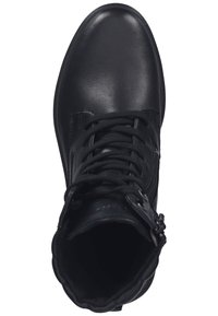 Botín de cuero negro hasta el tobillo con puntera redonda, cordones en la parte delantera y detalle de cremallera en el lado. Textura suave y diseño minimalista.