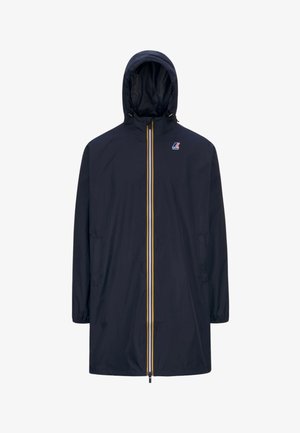 Veste imperméable de couleur marine avec capuche, fermeture éclair jaune et blanche à l'avant, deux poches latérales, poignets élastiques et un logo sur la poitrine. Tissu léger.